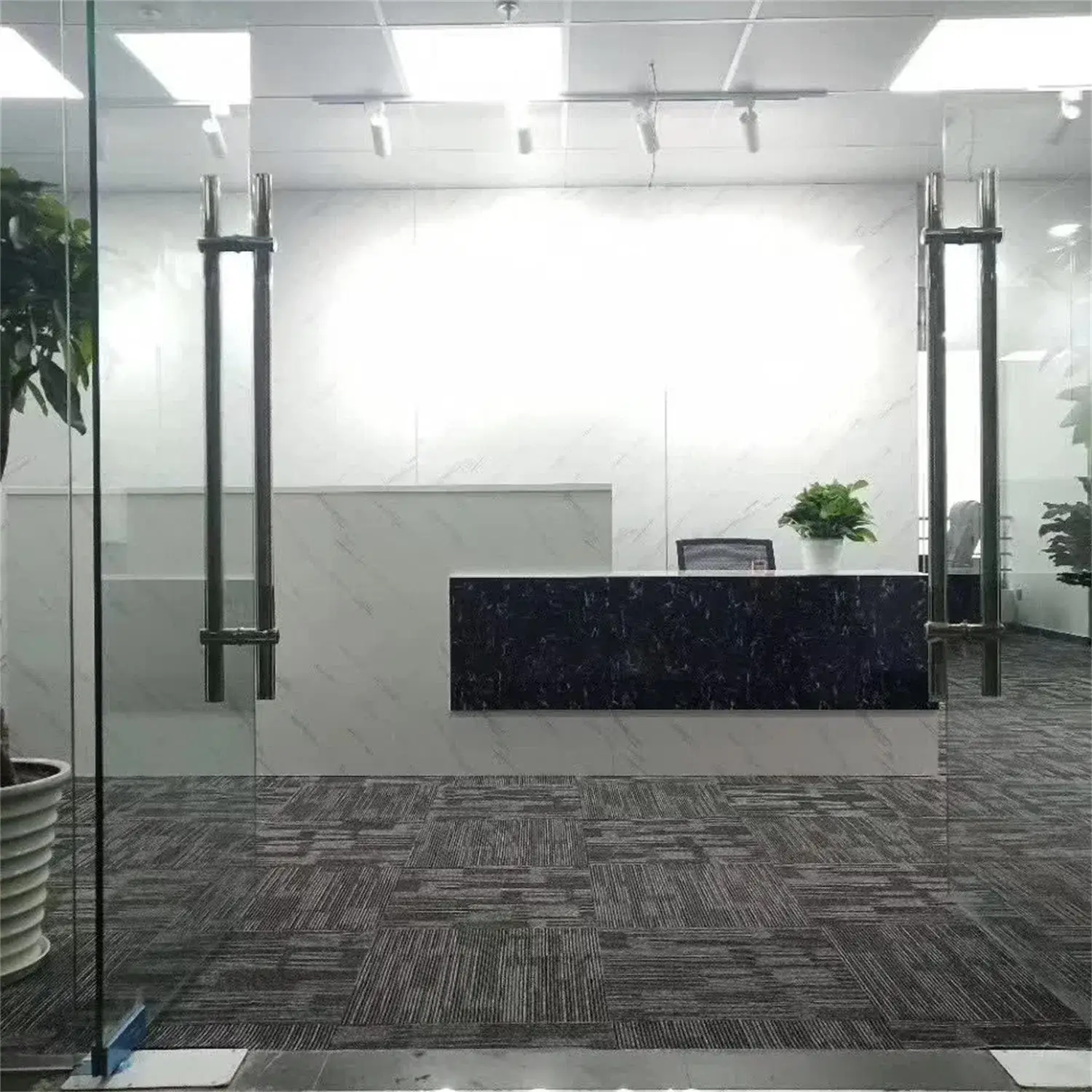 Gạch thảm PP phù hợp cho không gian văn phòng, hội nghị, trung tâm thương mại và sân vận động trong nhà