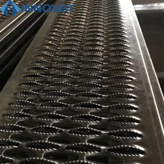 Tấm kim loại có lỗ chống trượt - Giải pháp an toàn cho nền tảng, lối đi và cầu thang