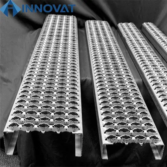 Tấm kim loại có lỗ chống trượt - Giải pháp an toàn cho nền tảng, lối đi và cầu thang