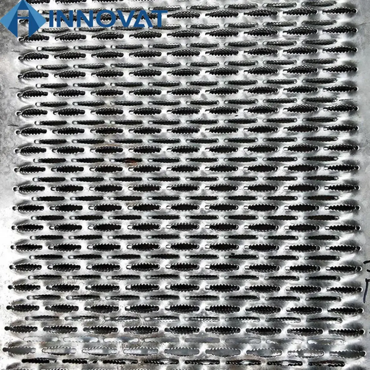 Tấm kim loại có lỗ chống trượt - Giải pháp an toàn cho nền tảng, lối đi và cầu thang