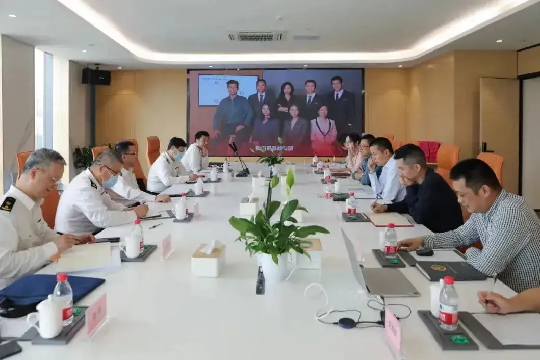 Máy sấy tóc gia đình công suất mạnh, với chế độ gió nóng và lạnh, duy trì nhiệt độ ổn định hình ảnh 26-description