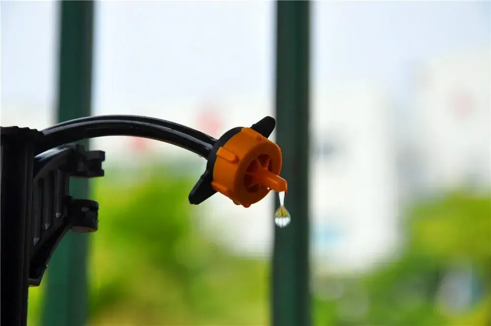 Béc tưới bù áp lực, màu đen, kích thước 1/4, thiết kế tháo rời hiện đại