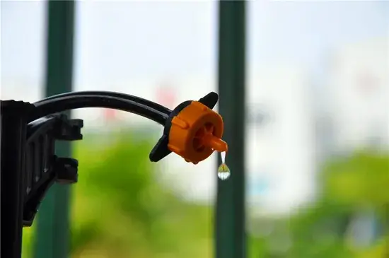 Béc tưới bù áp lực, màu đen, kích thước 1/4, thiết kế tháo rời hiện đại