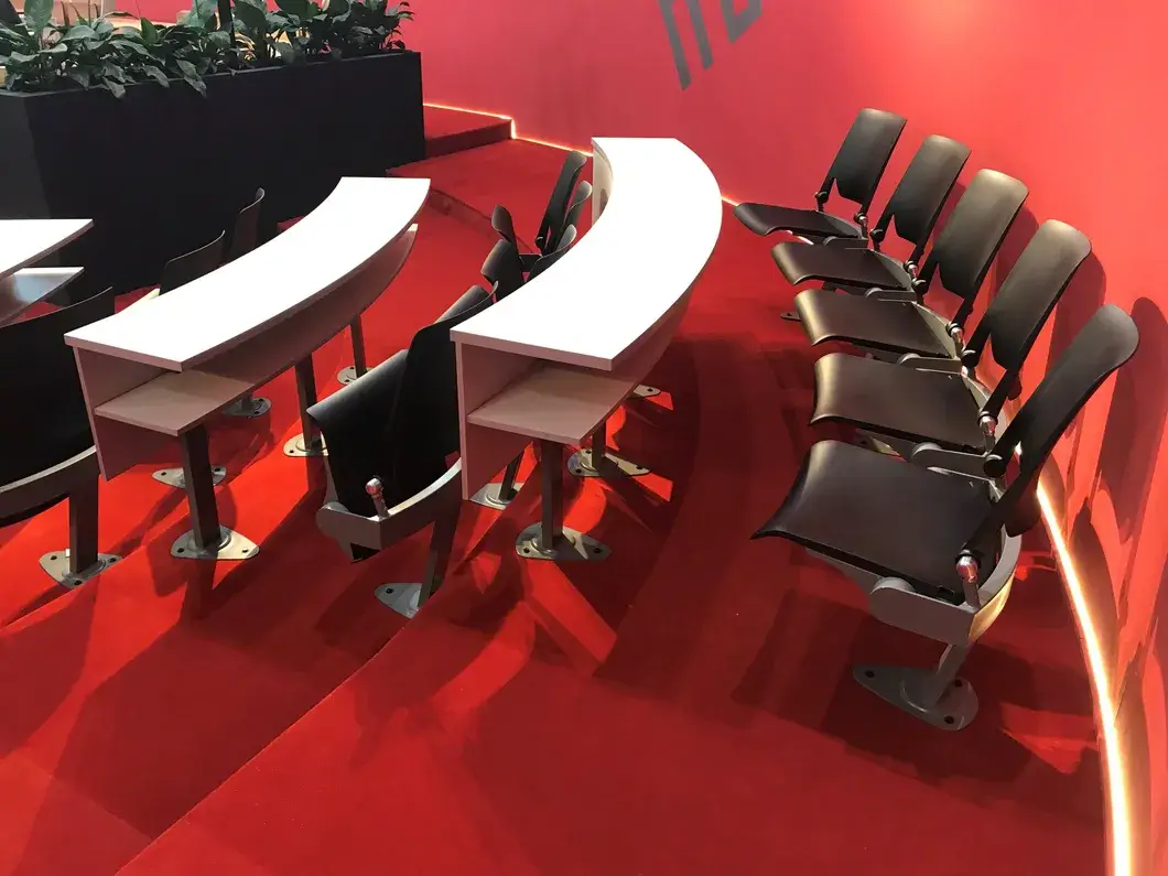 Bàn học sinh tiểu học phong cách cổ điển dành cho học sinh trong lớp học hình ảnh 14-description