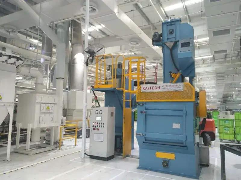 Máy phun cát Q3210: Giải pháp làm sạch bề mặt bằng băng tải cho ngành đúc