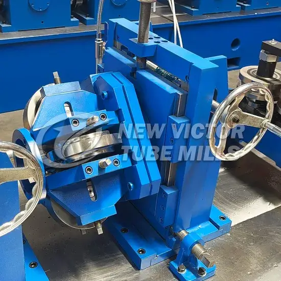 Hệ thống con lăn linh hoạt cho việc điều chỉnh kích thước một cách linh hoạt và nhanh chóng