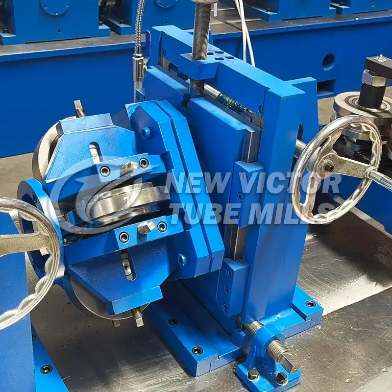 Hệ thống con lăn linh hoạt cho việc điều chỉnh kích thước một cách linh hoạt và nhanh chóng