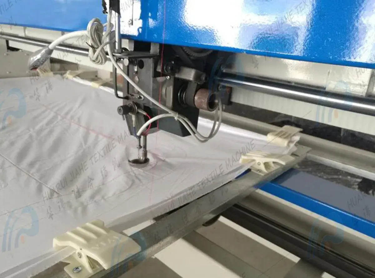 Máy may chần bông tự động với tốc độ cao, điều chỉnh kích thước linh hoạt và hướng dẫn kim may