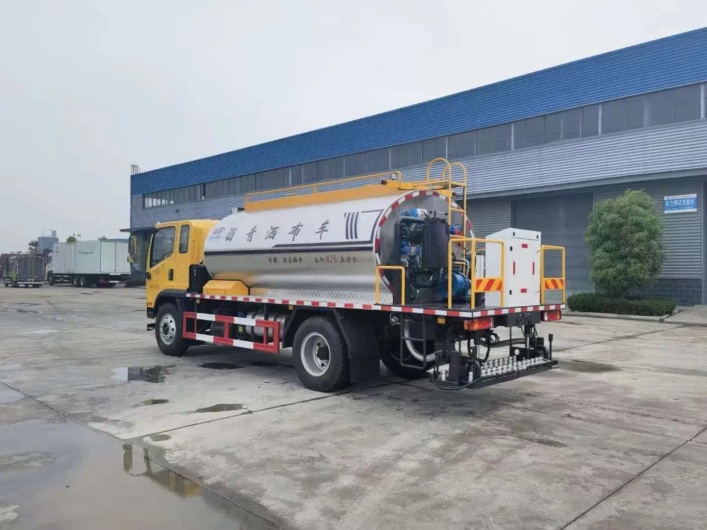 Tư vấn bảo trì đường 8-10m3 với các loại máy móc xây dựng và xe tải phân phối asphalt