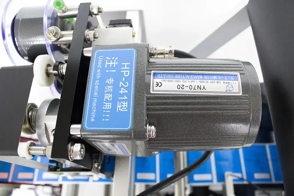 Máy dán nhãn chai tròn Mt-50c với công nghệ mã hóa hiện đại