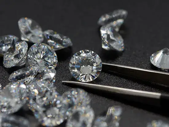 Zirconia - Một lựa chọn hoàn hảo cho viên đá quý nhân tạo màu trắng rạng rỡ