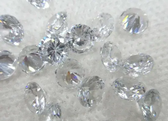 Zirconia - Một lựa chọn hoàn hảo cho viên đá quý nhân tạo màu trắng rạng rỡ