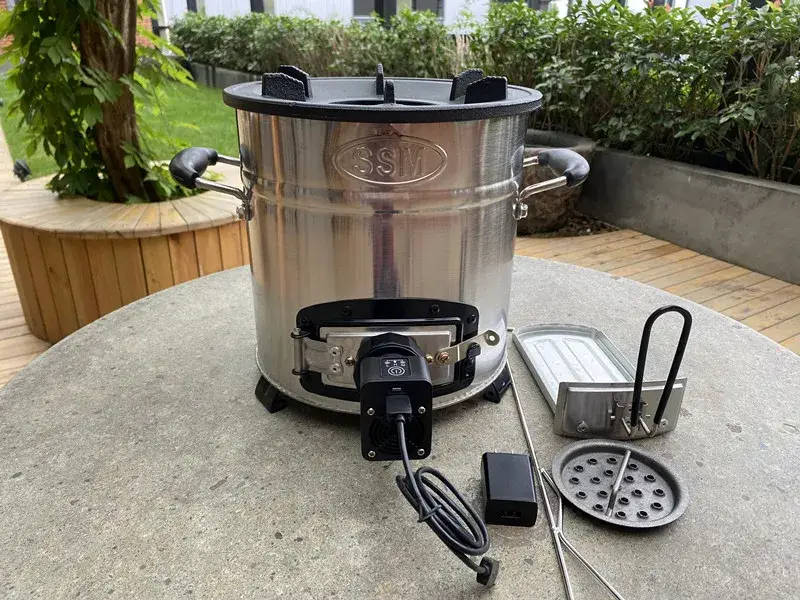 Quạt bếp Ssm Smoke Less sử dụng pin dự phòng, tiện lợi khi nấu ăn trong chuyến đi cắm trại