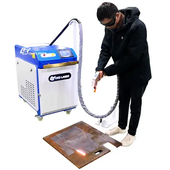 Máy làm sạch laser thép không gỉ carbon với đầu làm sạch nhỏ, trọng lượng 0.7kg