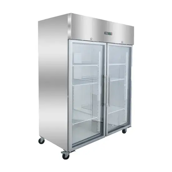 Tủ lạnh đứng với chất liệu thép không gỉ màu bạc phù hợp cho nhà bếp kinh doanh, có thể lắp thêm bánh xe theo nhu cầu