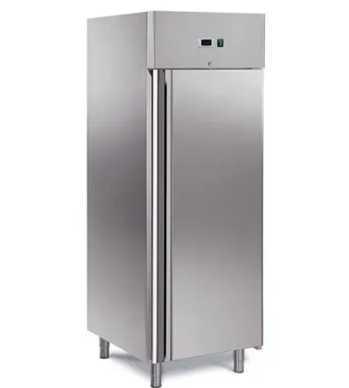 Tủ lạnh đứng với chất liệu thép không gỉ màu bạc phù hợp cho nhà bếp kinh doanh, có thể lắp thêm bánh xe theo nhu cầu