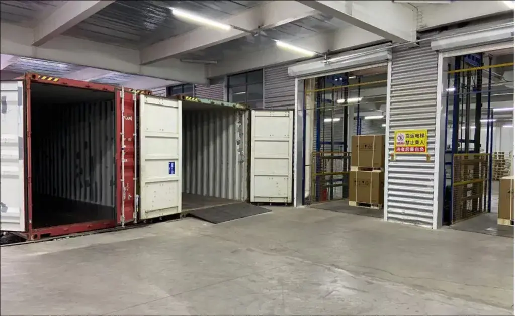 Tủ lạnh đứng với chất liệu thép không gỉ màu bạc phù hợp cho nhà bếp kinh doanh, có thể lắp thêm bánh xe theo nhu cầu hình ảnh 30-description