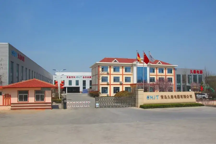 Tủ lạnh đứng với chất liệu thép không gỉ màu bạc phù hợp cho nhà bếp kinh doanh, có thể lắp thêm bánh xe theo nhu cầu hình ảnh 12-description