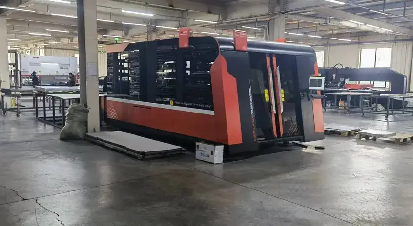 Tủ lạnh đứng với chất liệu thép không gỉ màu bạc phù hợp cho nhà bếp kinh doanh, có thể lắp thêm bánh xe theo nhu cầu hình ảnh 25-description