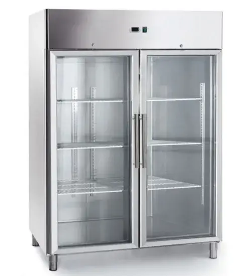 Tủ lạnh đứng với chất liệu thép không gỉ màu bạc phù hợp cho nhà bếp kinh doanh, có thể lắp thêm bánh xe theo nhu cầu