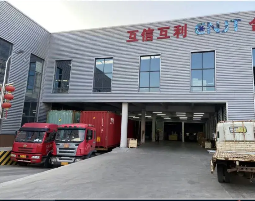 Tủ lạnh đứng với chất liệu thép không gỉ màu bạc phù hợp cho nhà bếp kinh doanh, có thể lắp thêm bánh xe theo nhu cầu hình ảnh 32-description