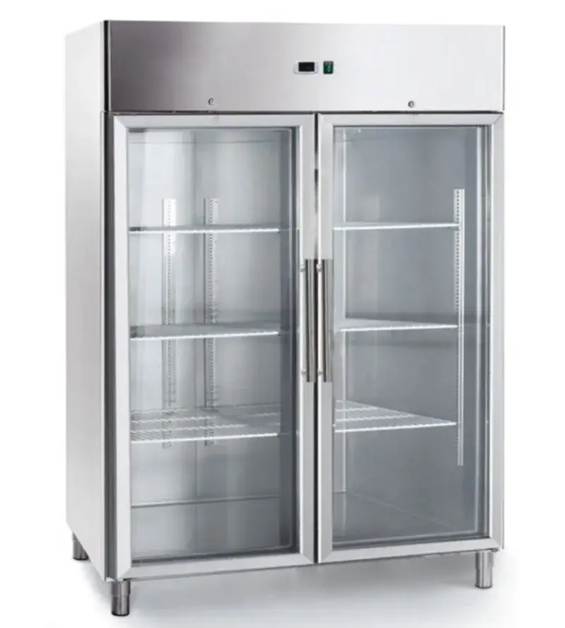 Tủ lạnh đứng với chất liệu thép không gỉ màu bạc phù hợp cho nhà bếp kinh doanh, có thể lắp thêm bánh xe theo nhu cầu