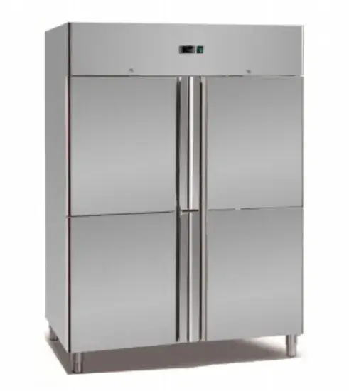 Tủ lạnh đứng với chất liệu thép không gỉ màu bạc phù hợp cho nhà bếp kinh doanh, có thể lắp thêm bánh xe theo nhu cầu
