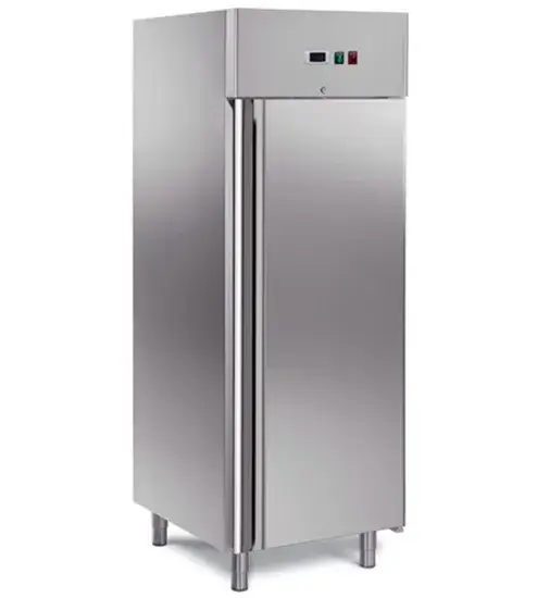 Tủ lạnh đứng với chất liệu thép không gỉ màu bạc phù hợp cho nhà bếp kinh doanh, có thể lắp thêm bánh xe theo nhu cầu