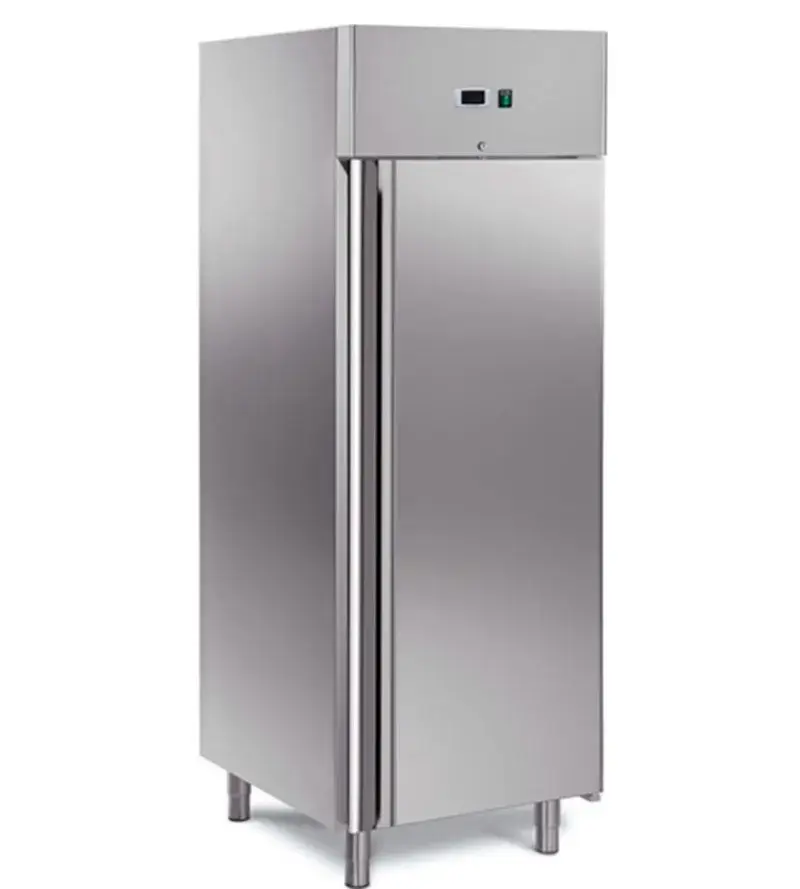Tủ lạnh đứng với chất liệu thép không gỉ màu bạc phù hợp cho nhà bếp kinh doanh, có thể lắp thêm bánh xe theo nhu cầu
