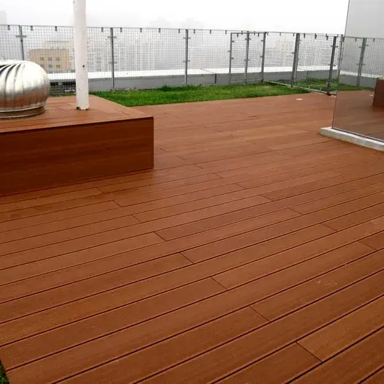 Phong cách sàn ngoài trời WPC với rãnh tạo điểm nhấn thẩm mỹ