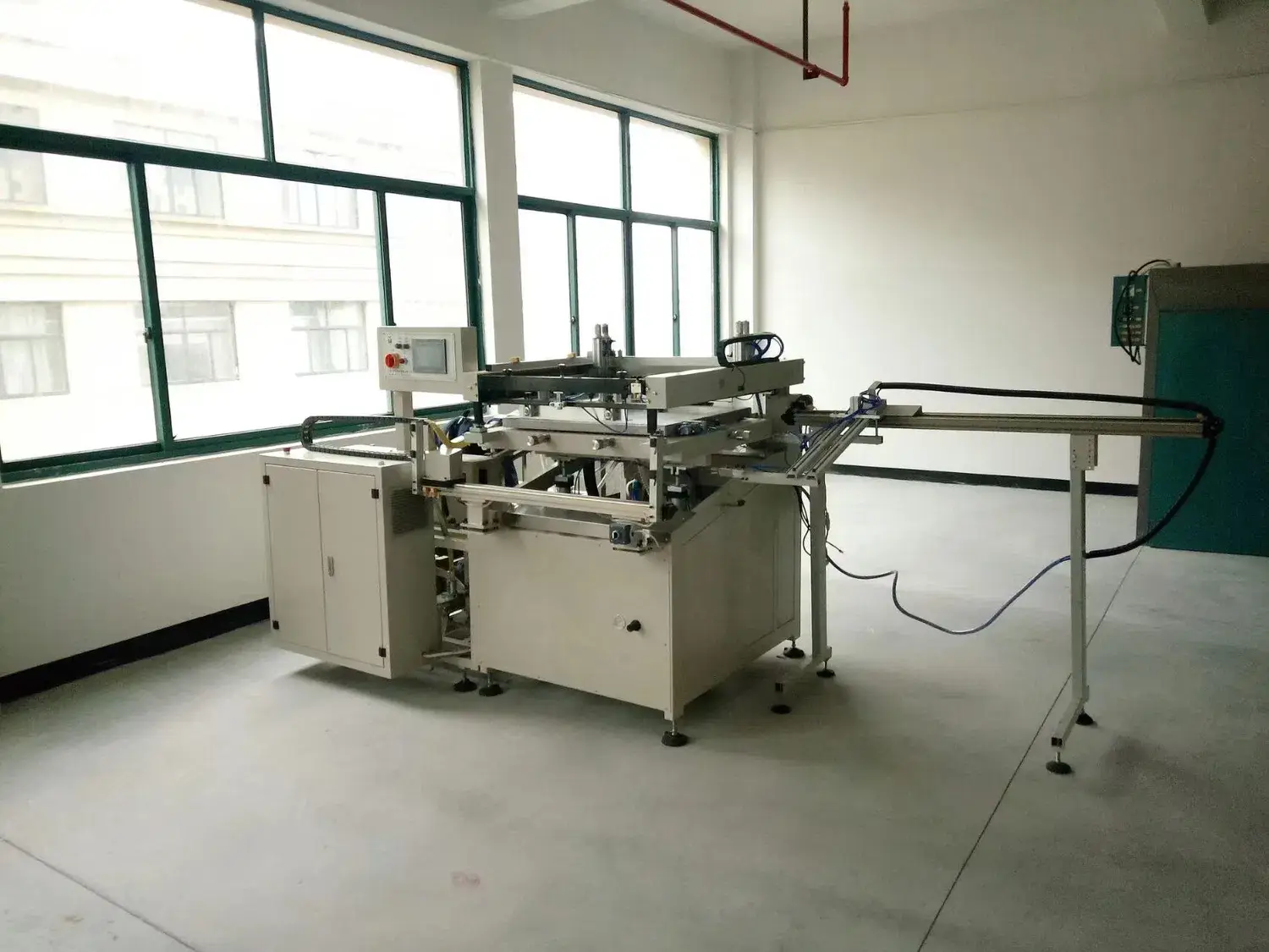 Máy in lưới tự động chất lượng cao, giúp in kỹ thuật số nhanh chóng và chính xác