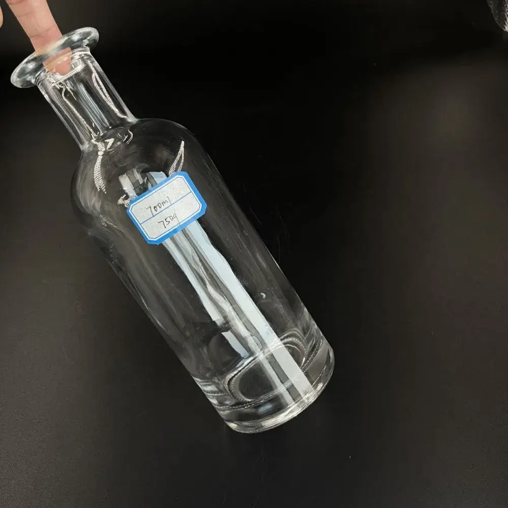 Chai rượu Tequila và Gin, ly và đồ uống đa dạng để thưởng thức