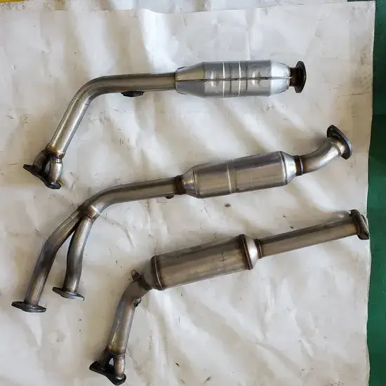 Bộ chuyển đổi xúc tác ba chiều phù hợp trực tiếp với các dòng xe Toyota Land Cruiser Prado 2700