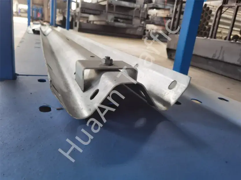 Rào chắn thép mạ kẽm an toàn cho đường cao tốc với khả năng hấp thụ va chạm cao hình ảnh 35-description