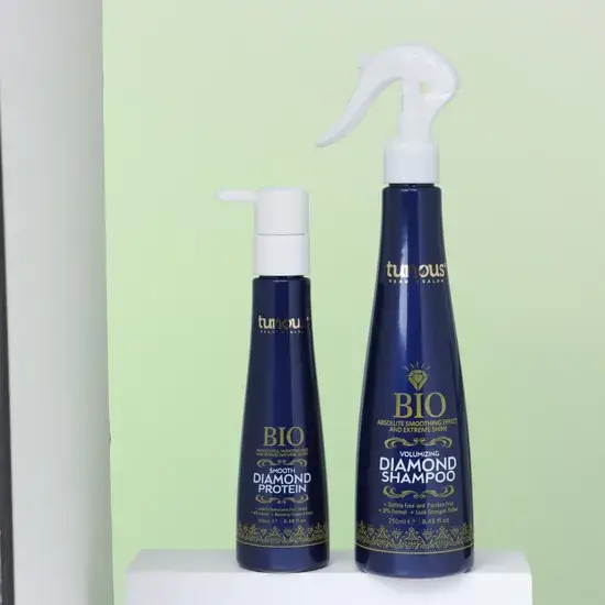 Bình nhựa trong suốt màu xanh, thiết kế di động, nhẹ nhàng và dễ sử dụng