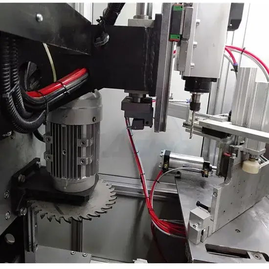 Máy sản xuất cửa sổ UPVC tự động với công nghệ làm sạch góc CNC hiện đại