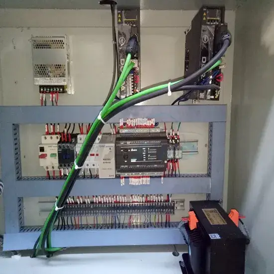 Máy sản xuất cửa sổ UPVC tự động với công nghệ làm sạch góc CNC hiện đại