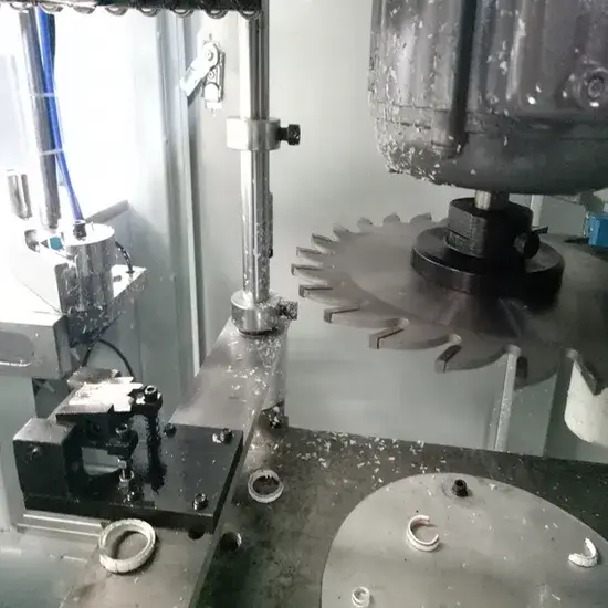 Máy sản xuất cửa sổ UPVC tự động với công nghệ làm sạch góc CNC hiện đại