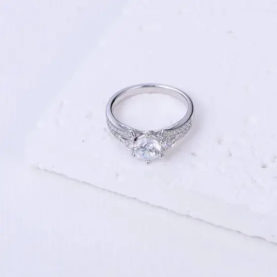 Nhẫn mạ vàng trắng lấp lánh - Sự hứa hẹn vĩnh cửu trong nhẫn đính hôn và cưới