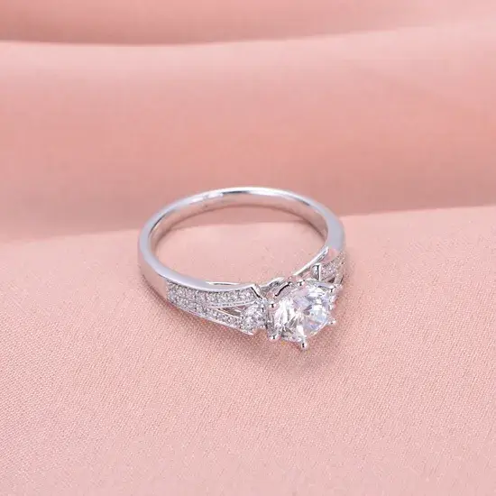 Nhẫn mạ vàng trắng lấp lánh - Sự hứa hẹn vĩnh cửu trong nhẫn đính hôn và cưới