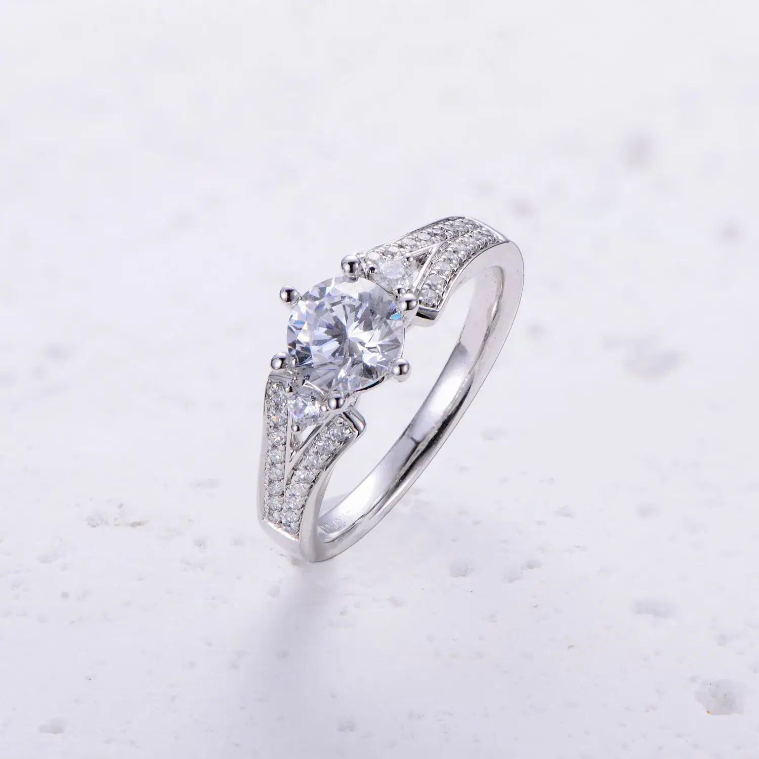 Nhẫn mạ vàng trắng lấp lánh - Sự hứa hẹn vĩnh cửu trong nhẫn đính hôn và cưới