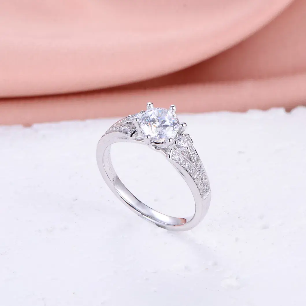 Nhẫn mạ vàng trắng lấp lánh - Sự hứa hẹn vĩnh cửu trong nhẫn đính hôn và cưới hình ảnh 15-description