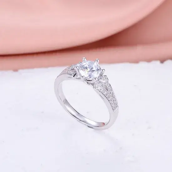 Nhẫn mạ vàng trắng lấp lánh - Sự hứa hẹn vĩnh cửu trong nhẫn đính hôn và cưới
