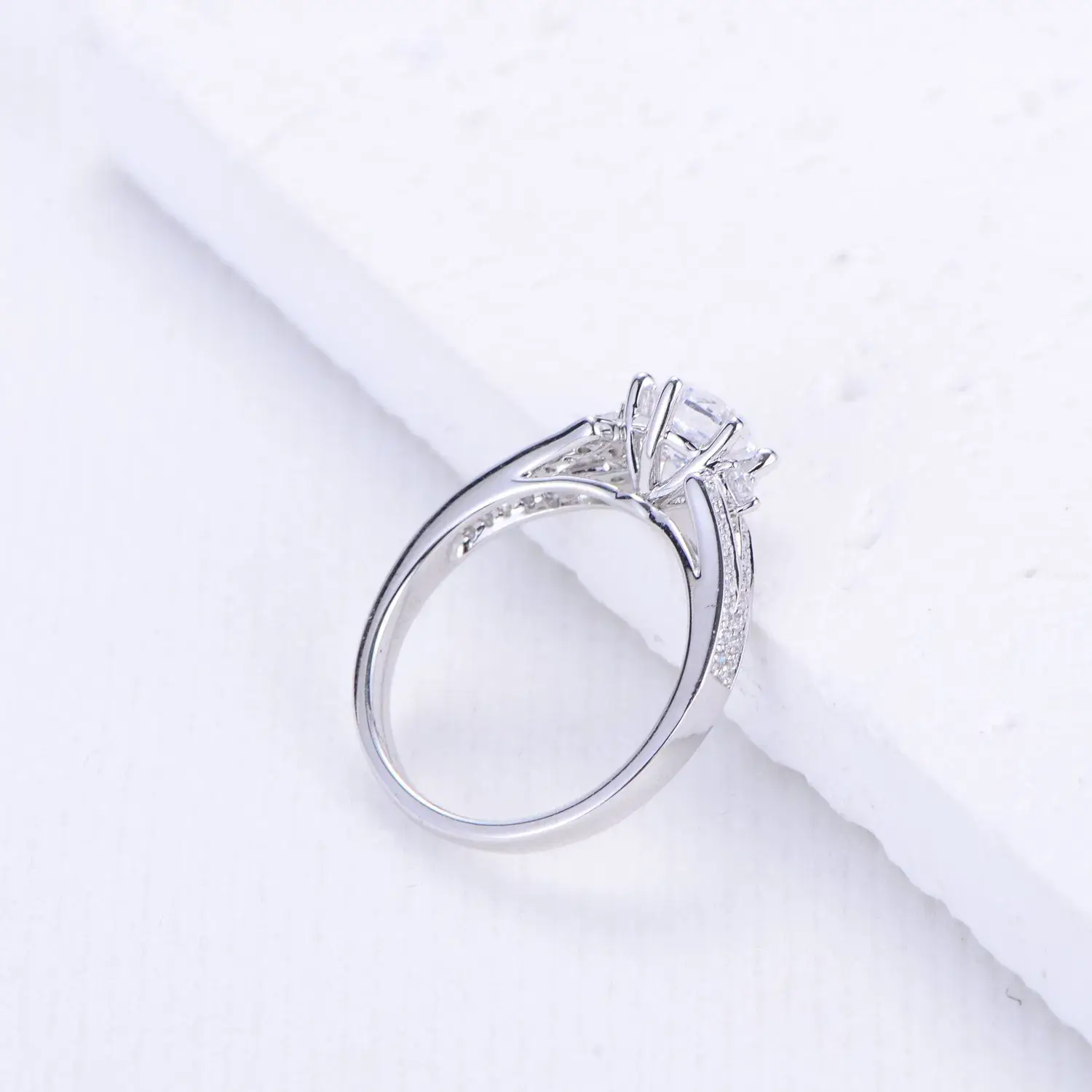 Nhẫn mạ vàng trắng lấp lánh - Sự hứa hẹn vĩnh cửu trong nhẫn đính hôn và cưới