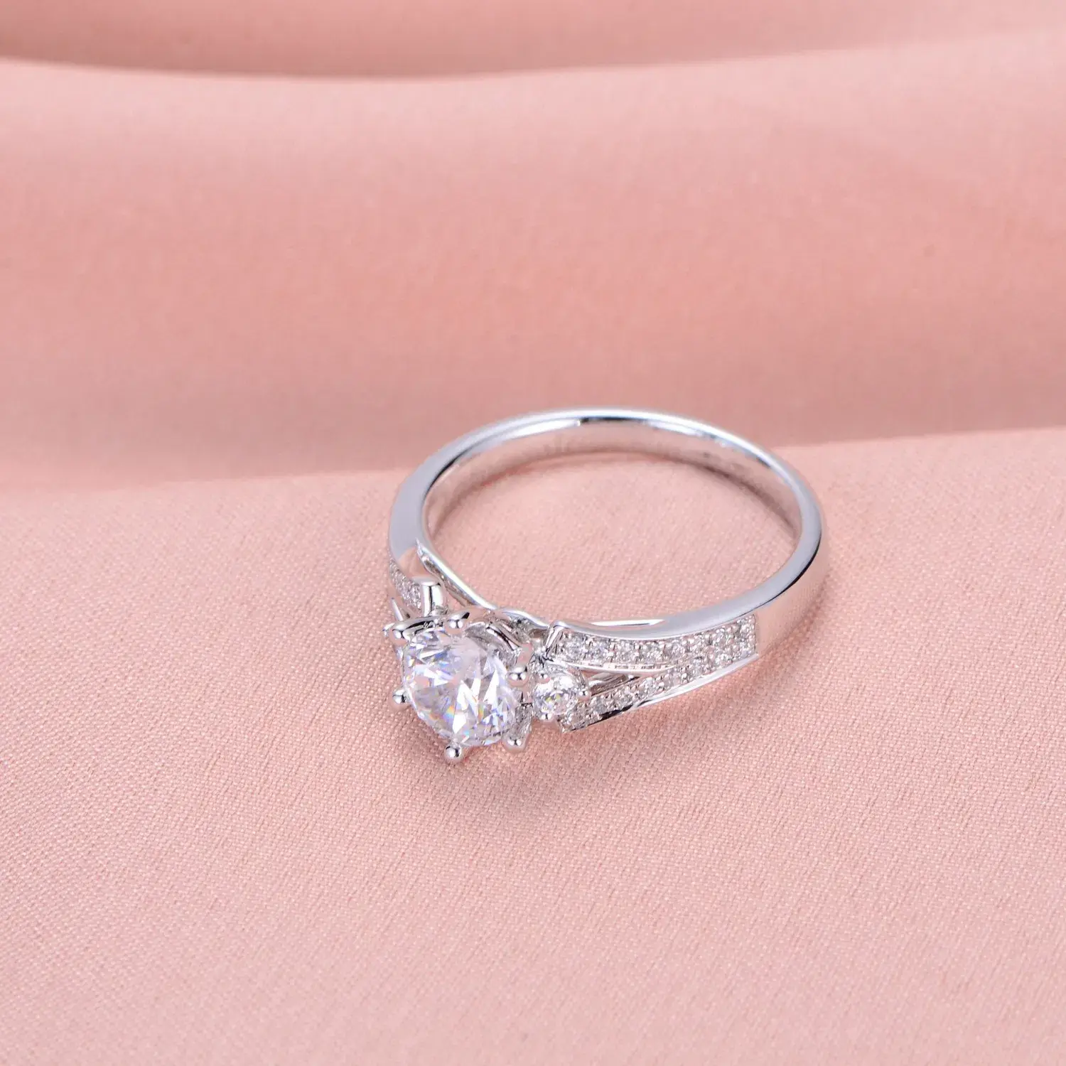 Nhẫn mạ vàng trắng lấp lánh - Sự hứa hẹn vĩnh cửu trong nhẫn đính hôn và cưới