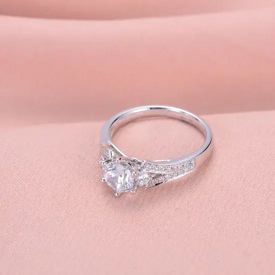 Nhẫn mạ vàng trắng lấp lánh - Sự hứa hẹn vĩnh cửu trong nhẫn đính hôn và cưới