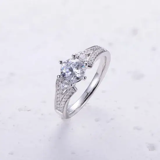 Nhẫn mạ vàng trắng lấp lánh - Sự hứa hẹn vĩnh cửu trong nhẫn đính hôn và cưới hình ảnh 1-description