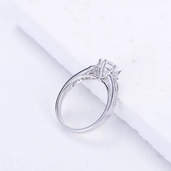 Nhẫn mạ vàng trắng lấp lánh - Sự hứa hẹn vĩnh cửu trong nhẫn đính hôn và cưới