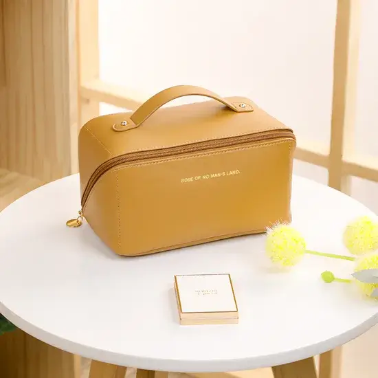 Túi đựng sản phẩm làm đẹp rất tiện lợi cho phái đẹp với dung tích rộng rãi