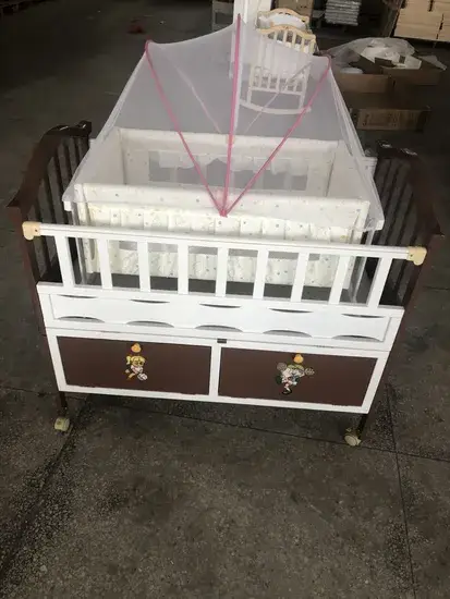 Bộ đồ nội thất trẻ em từ chất liệu gỗ tự nhiên và bền đẹp, kèm theo ga trải giường và cũi rung